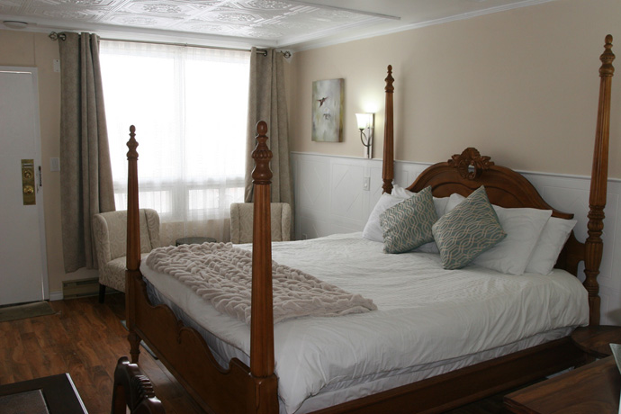 Upper Level Room with 1 King Bed